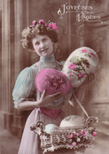 Jeune femme avec des &oelig;ufs d&eacute;coratifs
